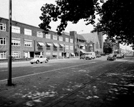 856769 Gezicht op de huizen Amsterdamsestraatweg 451 (links) -lager te Utrecht.